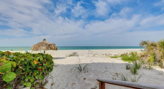 Апартаменты Gulf Getaway With Porch + Direct Beach Access!