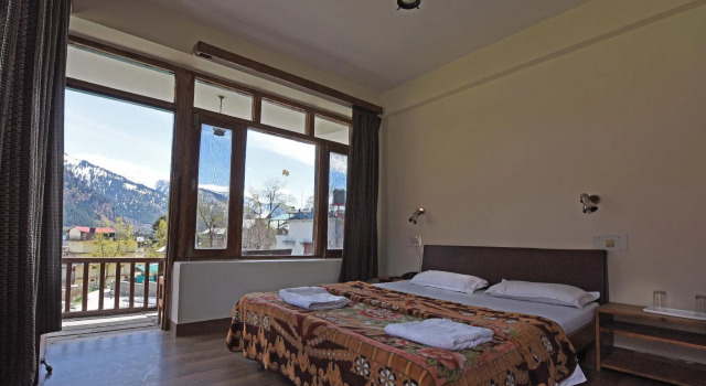 Люкс Tourist Hotel 10 minutes walking distance from the mall