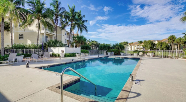 Апартаменты Walk to Beach: 1st-floor Unit w/ Pool in Melbourne