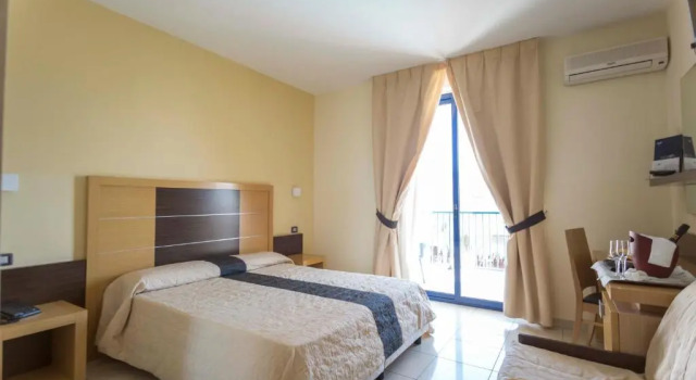 Трёхместный номер Tichos Greenblu Hotel