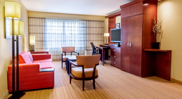 Двухместный люкс c 1 комнатой Courtyard by Marriott Lexington Keeneland/Airport