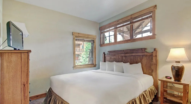 Номер Standard Cosmopolitan Decor + Spacious 3br In Downtown Breck Sleeps 8 3 Bedroom Townhouse by RedAwning