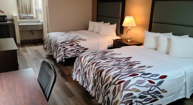 Четырёхместный номер Superior Red Roof Inn Staunton
