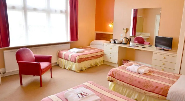 Трёхместный номер Standard Russell Hotel