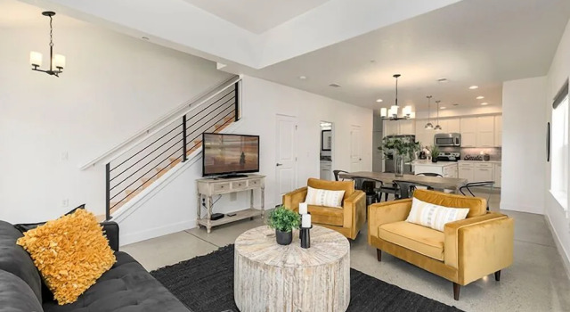 Номер Standard Gorgeous Townhome steps from the Brewery District!