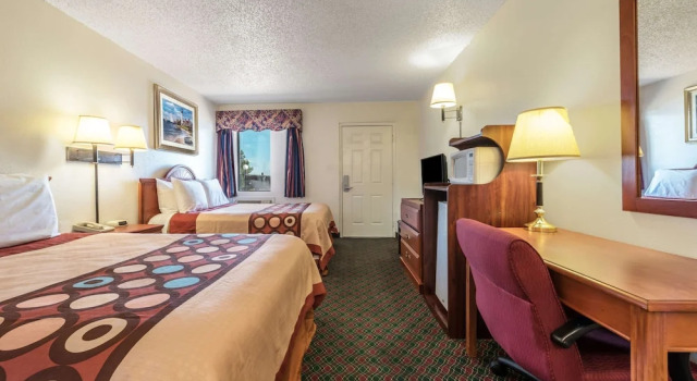 Четырёхместный номер Standard Super 8 by Wyndham Eastland