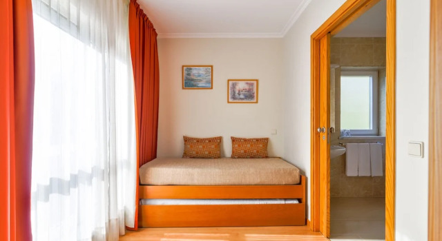 Четырёхместный номер Standard с балконом и с видом на бассейн Hotel Berne