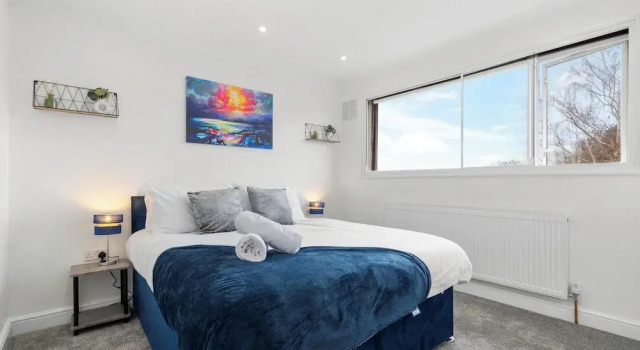 Staines House-3bed-sleeps7- Freep-close to Airport, Забронировать Дом для отпуска Отели High Weald с парковкой, Парковка