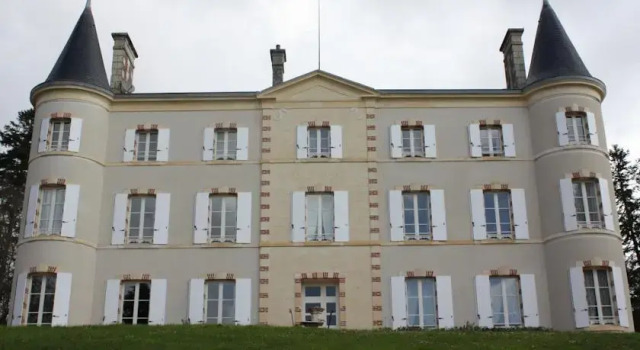 Château de la Brosse, Rezerwuj Pensjonat  