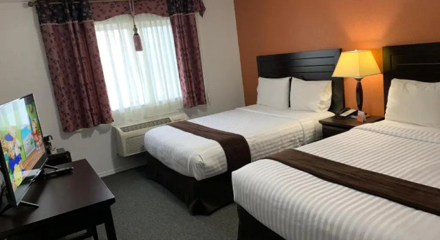 Четырёхместный номер Standard Lake Country Inn