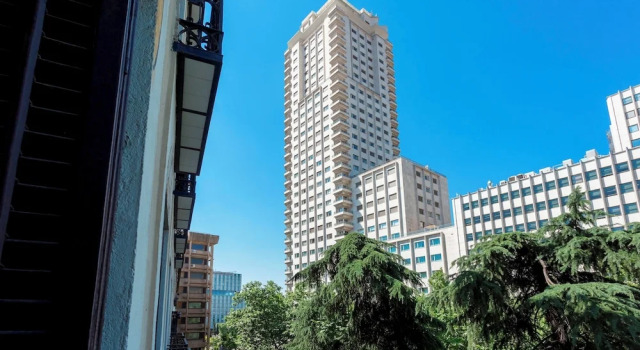 Central 2BD Apt Facing Torre Madrid Duque de Osuna, Забронировать Апартаменты/квартира Апартаменты Мадрида, рядом с Церковь Св. Николая, Апартаменты/квартира