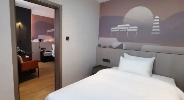 Семейный люкс с 2 комнатами Leroy Hotel