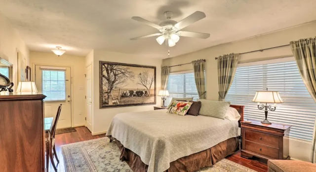 Апартаменты < 1 Mi to Kyle Field: Cozy Studio w/ Outdoor Space