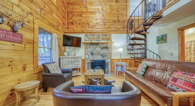 Er24 - Honeysuckle Holler Great Location..close To Town 3 Bedroom Cabin by RedAwning