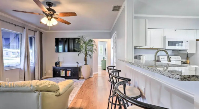 Bradenton Home with Pool and Fire Pit, 9 Mi to Beaches, Buchen Sie Ferienhaus Bradenton Beach Sarasota Area