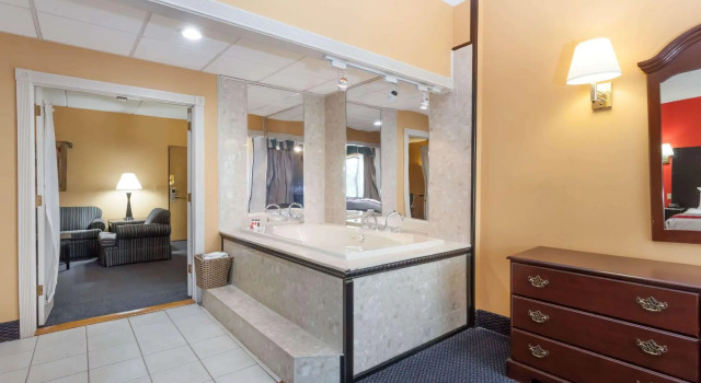 Люкс Deluxe Ramada by Wyndham Newburgh/West Point