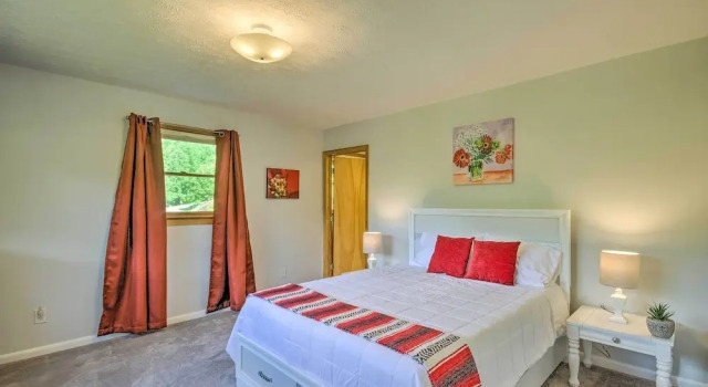 Коттедж с 2 комнатами Maggie Valley House w/ Mtn Views - 1 Mi to DT