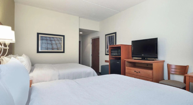 Четырёхместный номер Standard с видом на воду Hampton Inn Morehead City