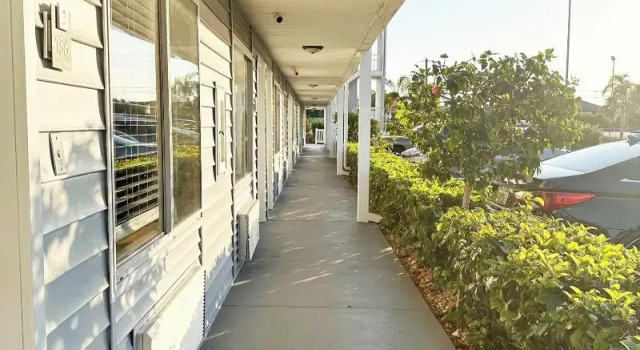Lantern Inn & Suites - Sarasota, Prenota Hotel Whitfield Estates Florida