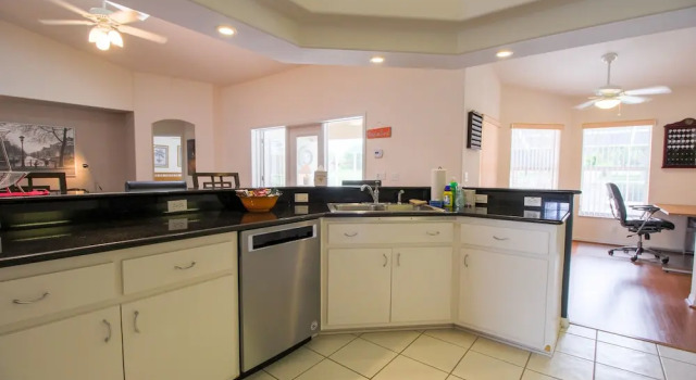 Коттедж Spacious Modern Pool Home, Family & Golf Trips - 4727 4 Bedroom Home by RedAwning