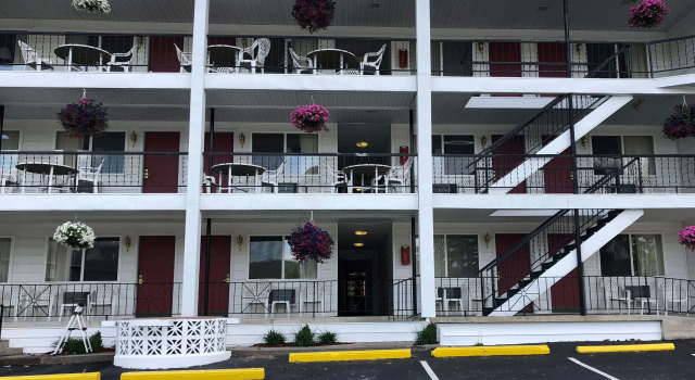 Baymont by Wyndham Lake George, Забронировать Отель Отели Лейк-Джордж с парковкой, рядом с Собачий пляж на озере Джордж, Парковка