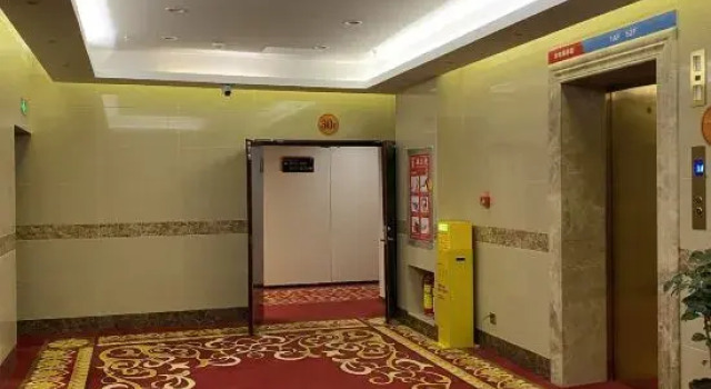 Nuanqiju Homestay, Rezerwuj Hotel Hotele w Qujing z parkingiem, Parking