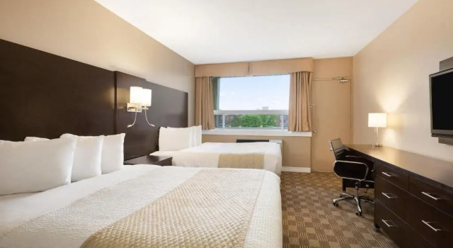 Четырёхместный номер Standard Days Inn & Suites by Wyndham North Bay Downtown