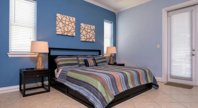 Sleeps 6 in a 4plex w Pool, Only a Block to Beach