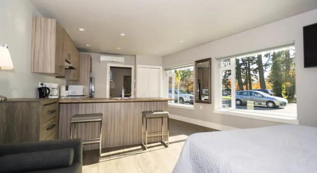 SoLo Suites, Забронировать Отель Колвуд South Vancouver Island