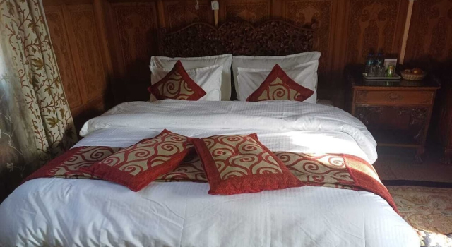 DeLaila Luxury Houseboat by Shahnawaz, Забронировать Дом для отпуска Коттеджи Jammu & Kashmir Ski, Коттедж