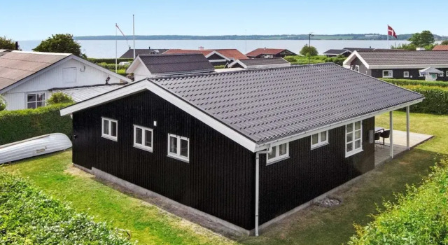 Коттедж Renovated Waterfront Retreat-By Traum