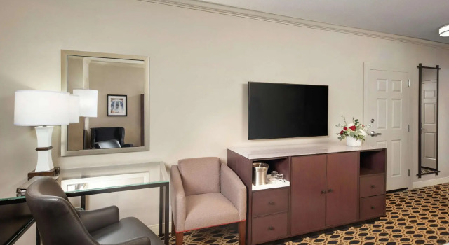 Четырёхместный номер Standard Hilton Columbia Center