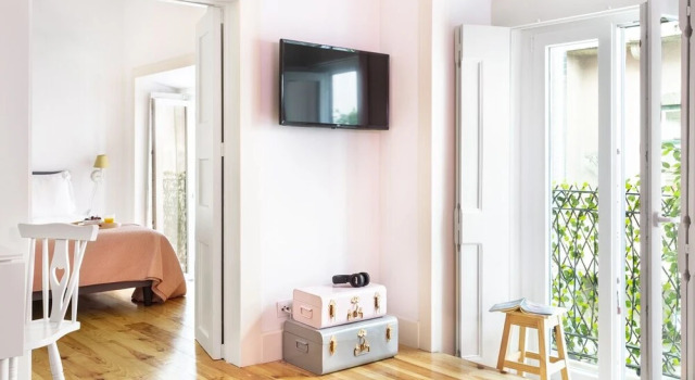 ALTIDO Chic 1BR Apt w/balcony close by Graça Viewpoint & tram stops