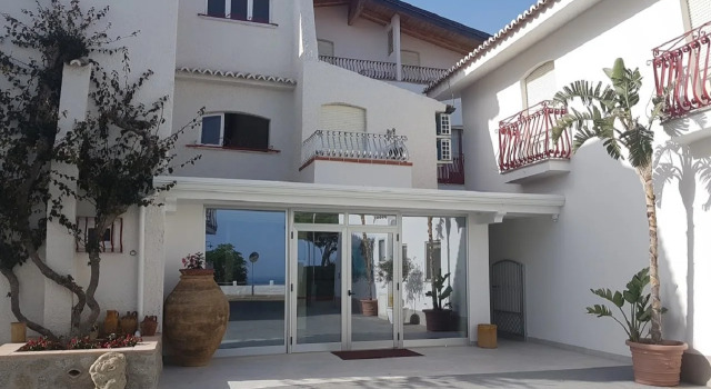 Hotel Residence Costa Azzurra, Book Hotel Brivadi 