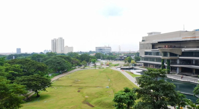 Serene Exclusive Modern Studio Apartment At Grand Sungkono Lagoon, Book Apartment Hotels in East Java with a Pool, Swimming Pool