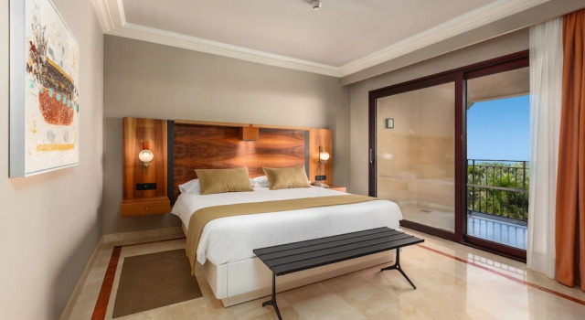 Люкс с видом на бассейн Unique Club at Lopesan Costa Meloneras Resort
