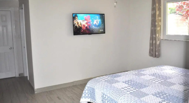 Lovely 3-bd, walk to bars, 9 min drive from beach! Heated pool., Забронировать Отель Отели Форт-Лодердейл с парковкой, Парковка