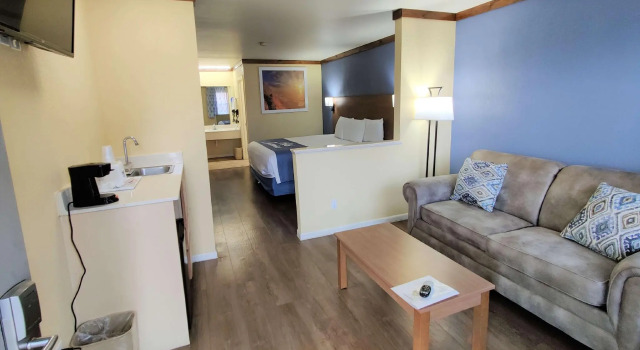 Двухместный люкс студия Days Inn by Wyndham Suites Fredericksburg