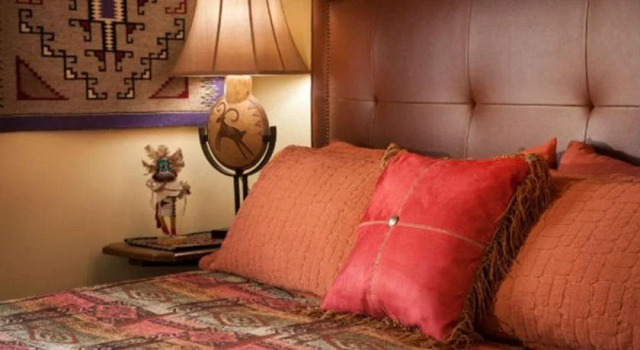 Four Kachinas Bed & Breakfast Inn, Забронировать Отель «постель и завтрак» Санта-Фе Нью-Мексико, рядом с Skateboard Park