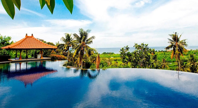 Кровать в общем номере Bali Nibbana Resort