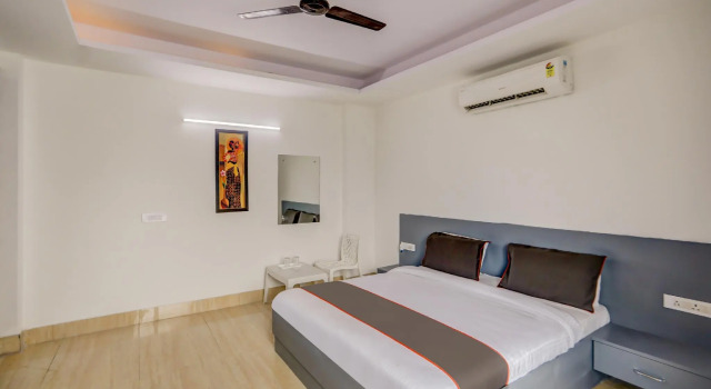 Collection O 75157 Hotel Crystal, Забронировать Отель Гургаон Gurgaon Region, рядом с Apollo Tyres Ltd