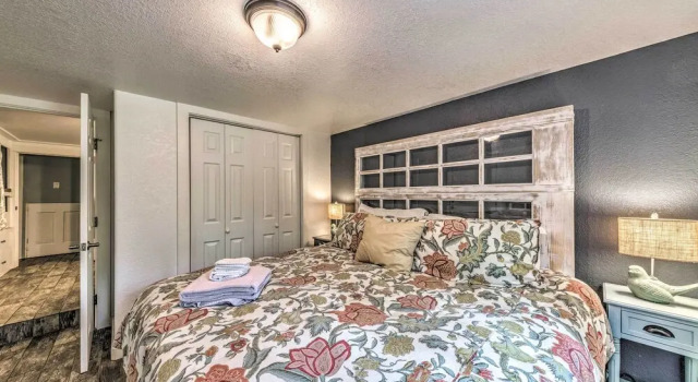 Коттедж с 2 комнатами Riverfront Ruidoso Cabin w/ Deck, Walk to Midtown!