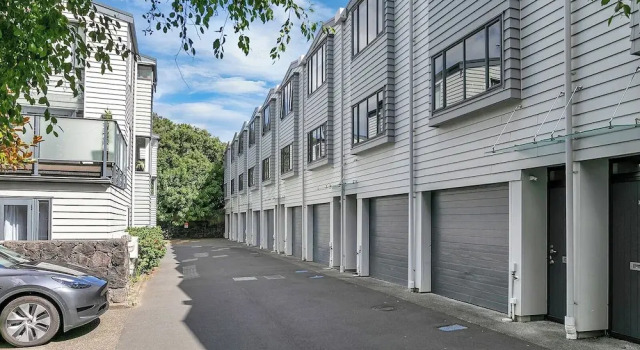Balcony+Parking 3BR Gem Near Arena | Zodiak Stays, Rezerwuj Apartament Hotele w Auckland Region z parkingiem, Parking