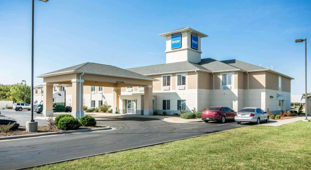 Camera Standard Quality Inn Parsons North