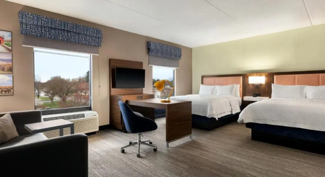 Четырёхместный люкс Hampton Inn & Suites Frederick/Fort Detrick
