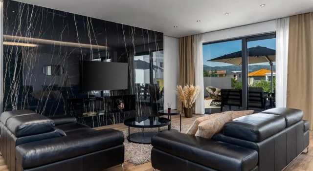 NEW! Villa Lady Maris with heated private pool, 5 en-suite bedrooms, 70m from beach, Buchen Sie Villa Hotels in Gespanschaft Split-Dalmatien mit Pool, Schwimmbad