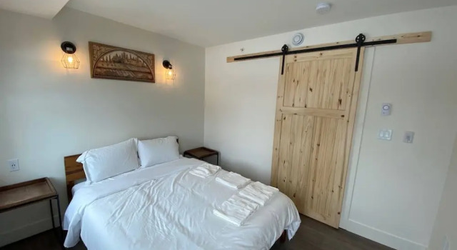 Lovely 1 Bedroom Condo With Free Parking And Balcony, Rezerwuj Hotel Northwest Edmonton Edmonton, w pobliżu Edmonton Symphony