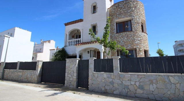 Holiday home in Empuriabrava with a private swimming pool