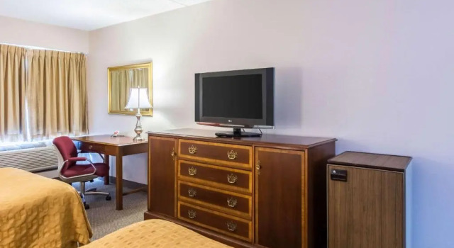 Двухместный номер Standard с видом на бассейн Plaza Inn & Suites