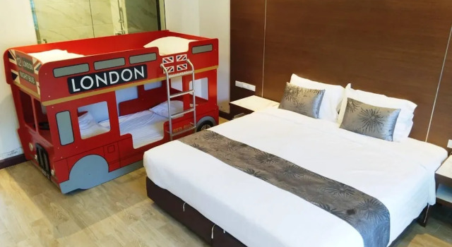 Семейный номер Deluxe с балконом и с видом на бассейн Southern Airport Hotel Hatyai